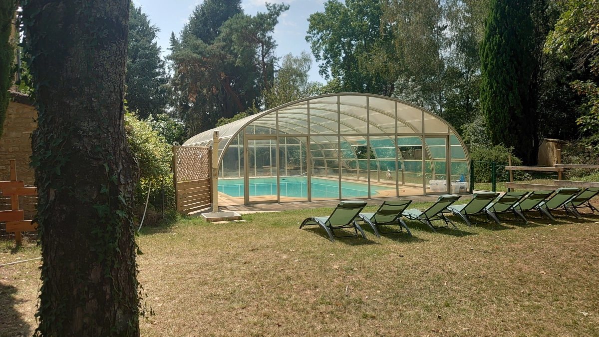 Piscine couverte avec bains de soleil